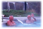 エゲルサロークの露天風呂。先客のおじさんたちはご機嫌で手を振る。