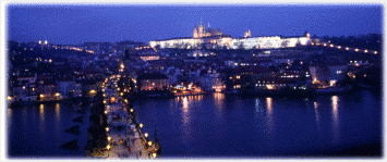 プラハの夜景。カレル橋とプラハ城を望む。