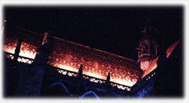 夜のコシツェ。聖エリザベス大聖堂が暗がりの中でひときわ目立つ。